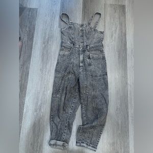 Universal Thread Denim Sleeveless Tie Waist Jumpsuit NWT
Size 10